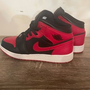 air jordan retro 1 mid red and black side 5.5